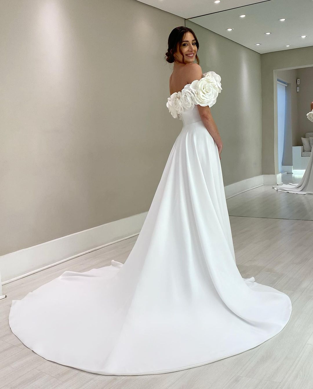 2023 Country Garden White A Line Wedding Dress Strapless Hand Made Flowers Satin Bridal Gowns Dresses vestido de novia