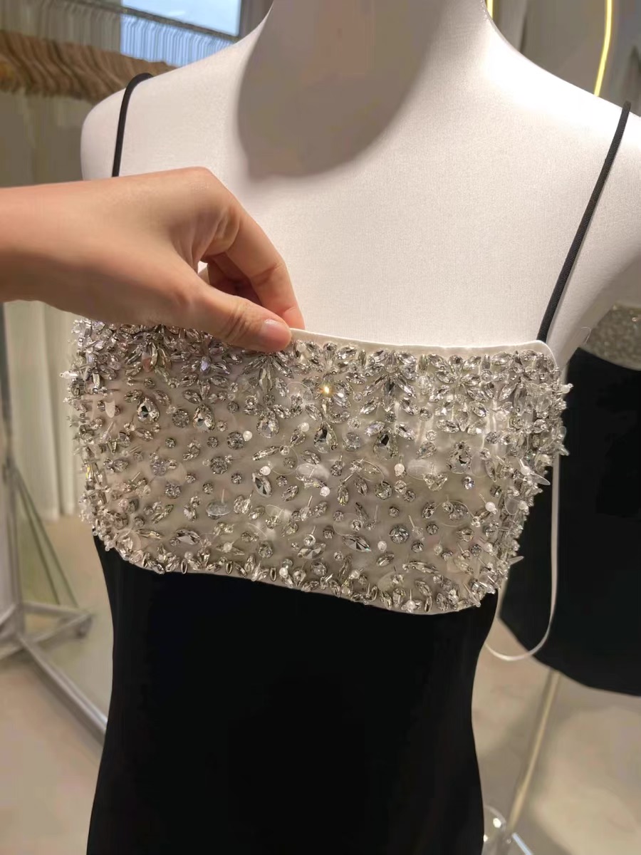 Miu Miaos vita klänning Handgjorda syade diamantpärla hängande rem klänning lyx och ädelklänning 2024 sommar