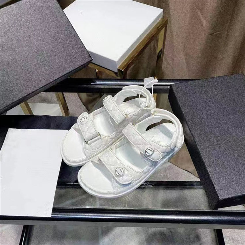 2023 Лето Роскошные дизайнерские женские туфли Сандалии на плоской подошве на толстой подошве Повседневная с открытым носком Модные женские брендовые туфли Пляжные сандалии Comfort Paris