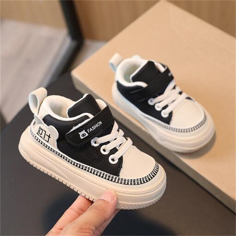 2024 New Babies Boy Girl Shoes Flat Sole Sove Soft Sports Proched Footwear للمولودات حديثي الولادة الصغار Crib Moccasins 2 ألوان متوفرة أحذية المد والجزر