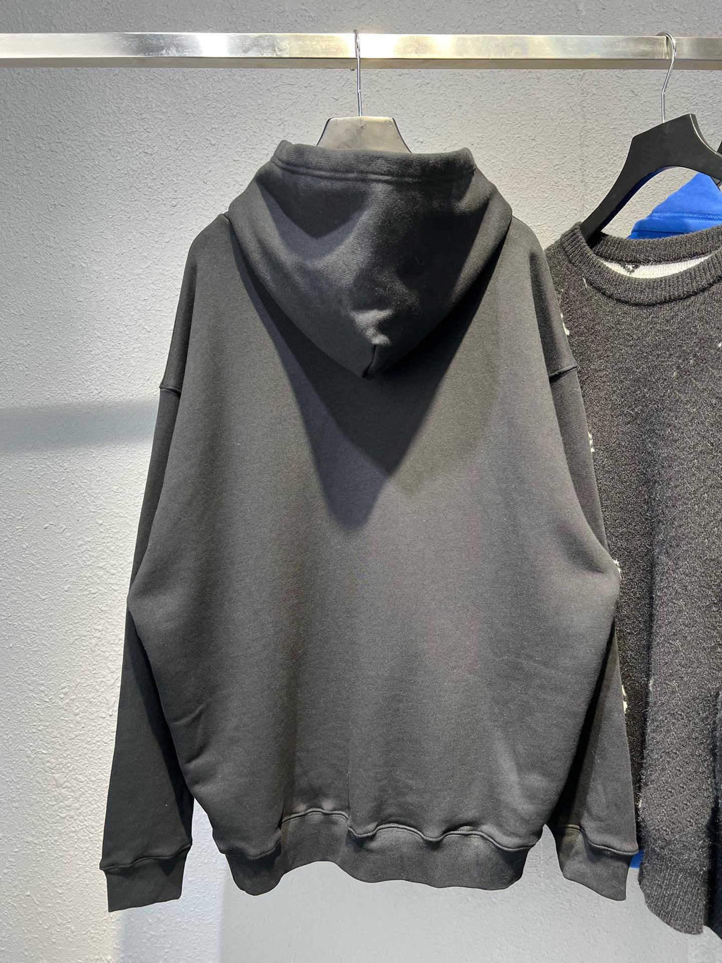 2023 Nueva camiseta de diseñador para mujer Camisa de gama alta Edición alta Sudadera con capucha de lana bordada en el frente Pareja gruesa teñida de punto personalizada