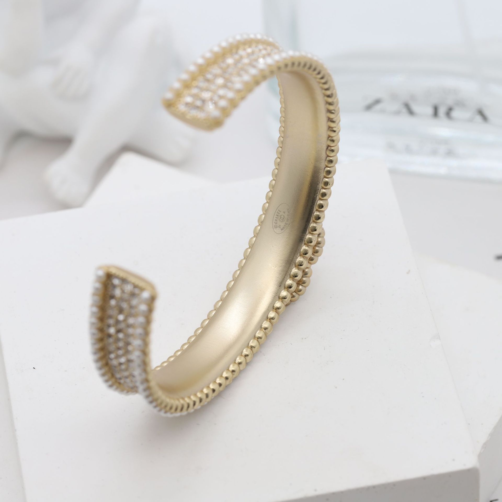 Gioielli di design Ottone placcato oro Lusso leggero Perle di riso con diamanti pieni di alta qualità Bracciale decorativo da donna con apertura personalizzata