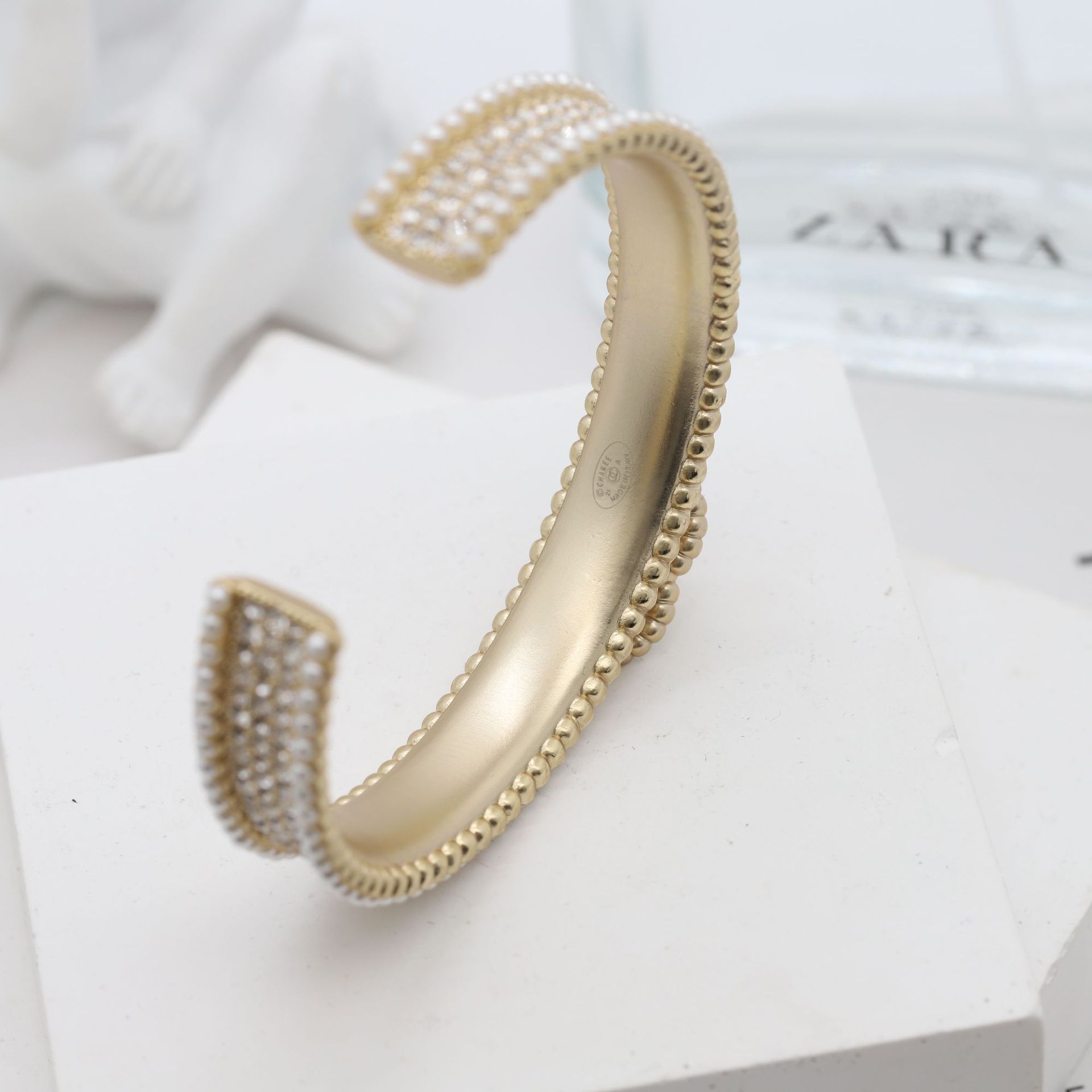 Bijoux de créateurs Plaqué or Laiton Lumière Luxe Haute Qualité Plein Diamant Perles De Riz Tempérament Personnalisé Ouverture Bracelet Décoratif Pour Femmes