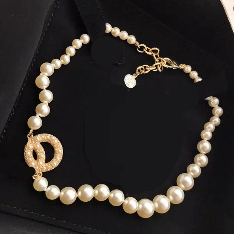 Pendant Necklaces New pearl rhinestone necklace with fashionable and elegant twist pattern collarbone sweater chain jewelry