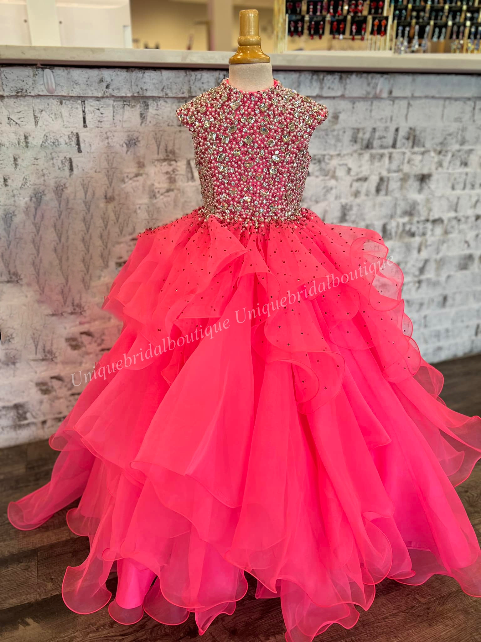 High Collar Girl Pageant Dress 2023 Cap Sleeves Ballgown Crystals Ruffled Organza Kids Birthday Formal Party Gown Toddler Teens Preteen Little Miss Handkerchief