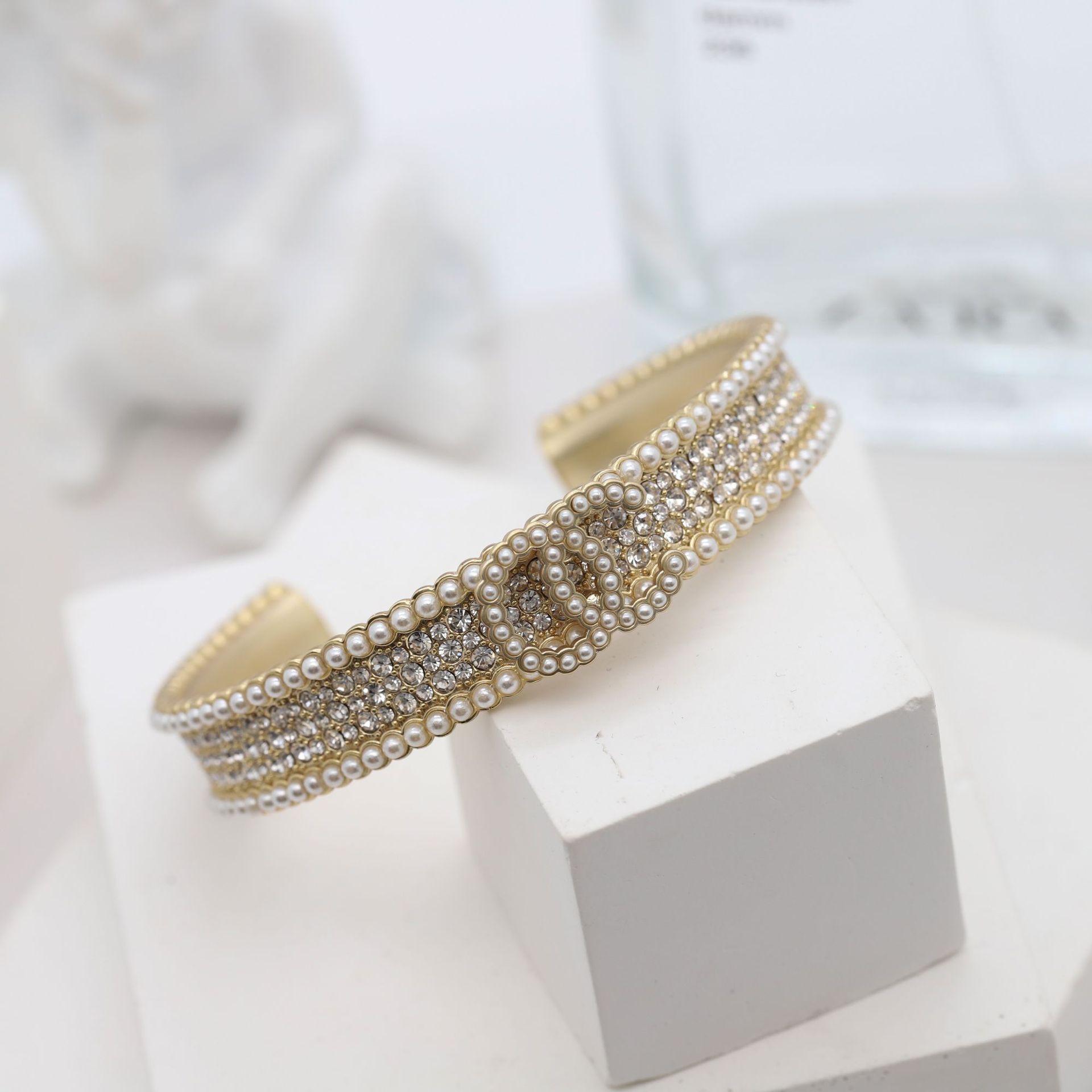 Bijoux de créateurs Plaqué or Laiton Lumière Luxe Haute Qualité Plein Diamant Perles De Riz Tempérament Personnalisé Ouverture Bracelet Décoratif Pour Femmes