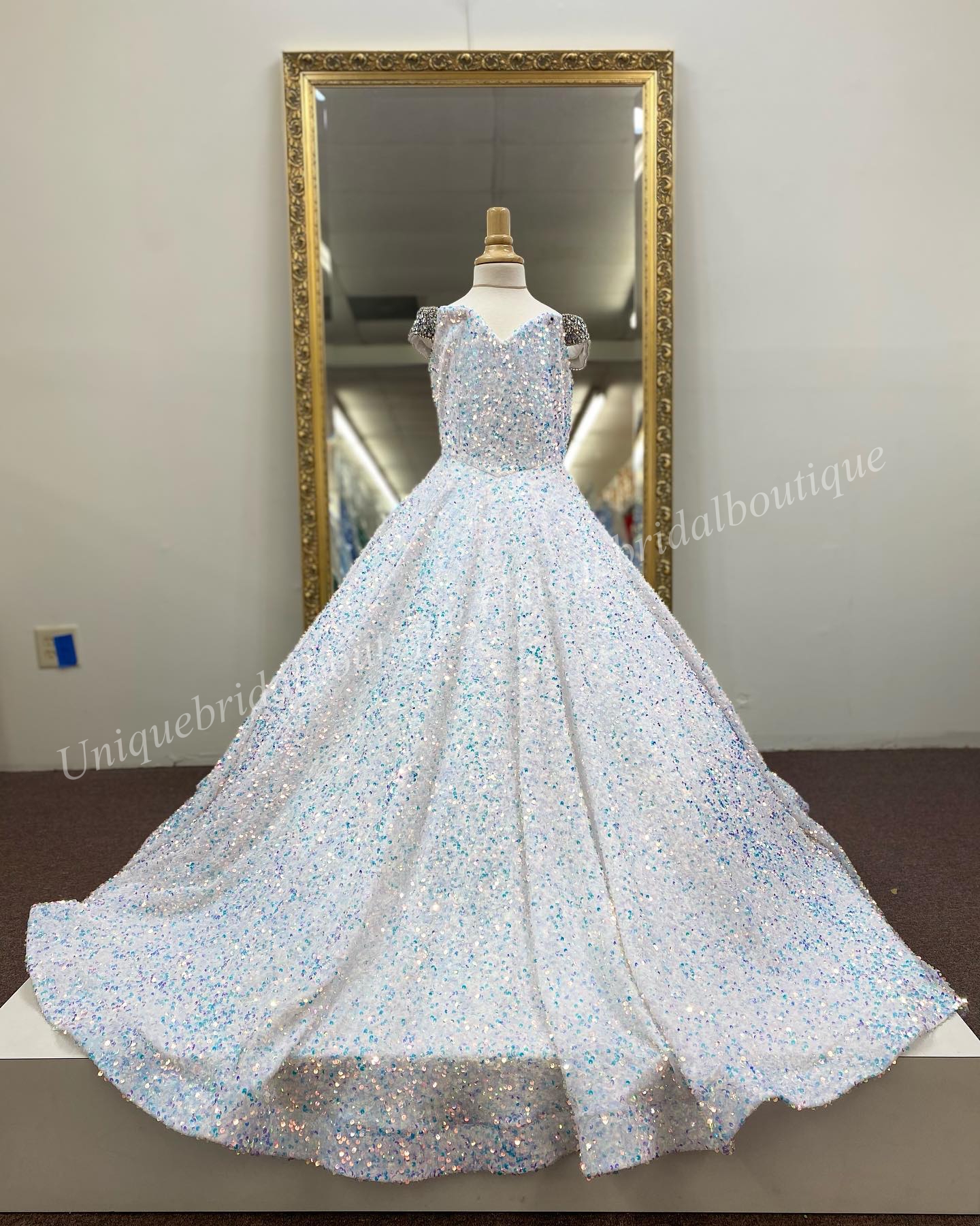 Robe de concours de fille irisée 2023 velours sequin perles épaule dénudée petit enfant anniversaire robe de soirée formelle a-ligne enfant en bas âge adolescents P208F