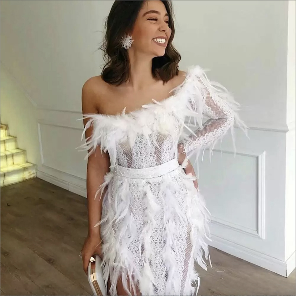 Superbes robes de bal fendues sur le côté en plumes blanches, asymétrique épaule dénudée, manches longues, dentelle, longueur au sol, robe de soirée Cocktail