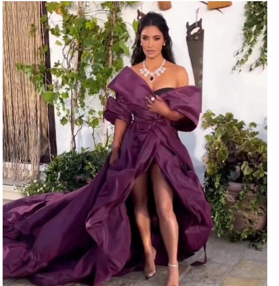 Abito da donna Yousef aljasmi Evening Maroon Karl kimkardashian Abito da ballo con scollo a V schiaparelli Haute Couture di danielroseberry