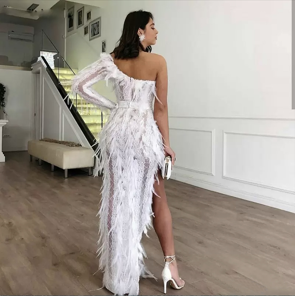 Superbes robes de bal fendues sur le côté en plumes blanches, asymétrique épaule dénudée, manches longues, dentelle, longueur au sol, robe de soirée Cocktail