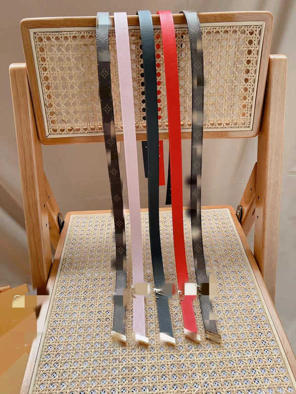 Bältesdesigner The New Women's Belt från LVJia är tillverkat av delikat och präglat äkta läder med en satintexturparade bokstäver B6ug