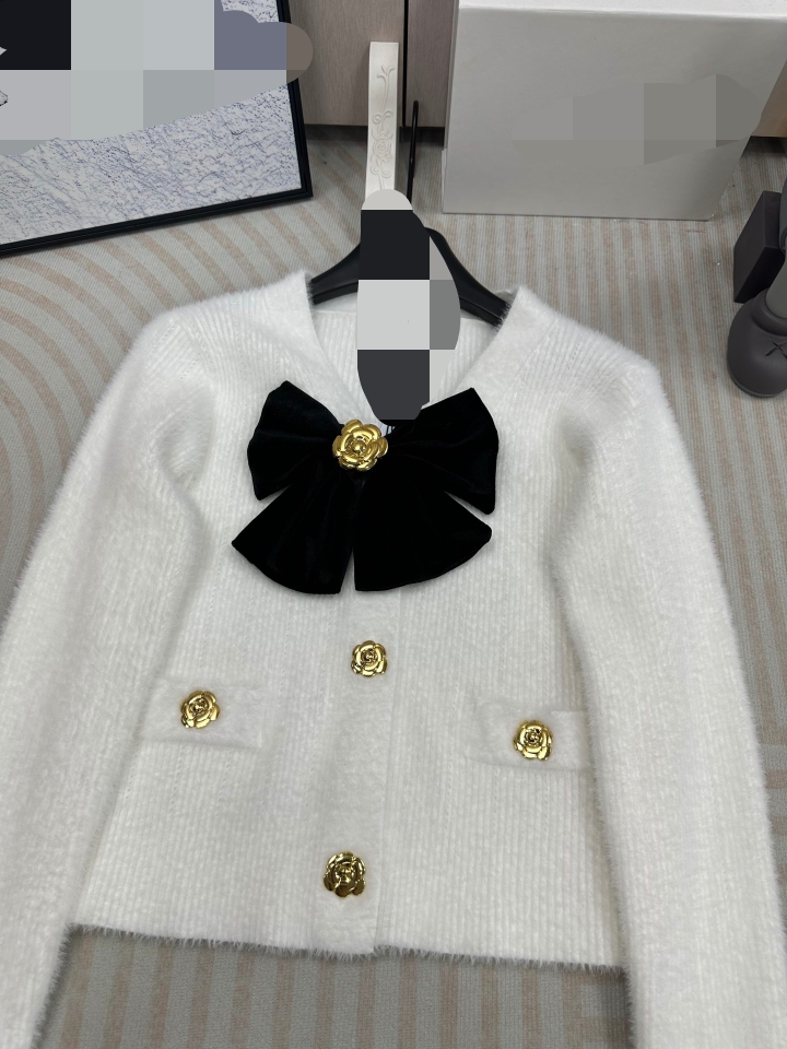 1113 2023 Осенний брендовый свитер в одном стиле с длинными рукавами и пуговицами Белый Черный Розовый V-образным вырезом Модная женская белая одежда Высокое качество женской одежды
