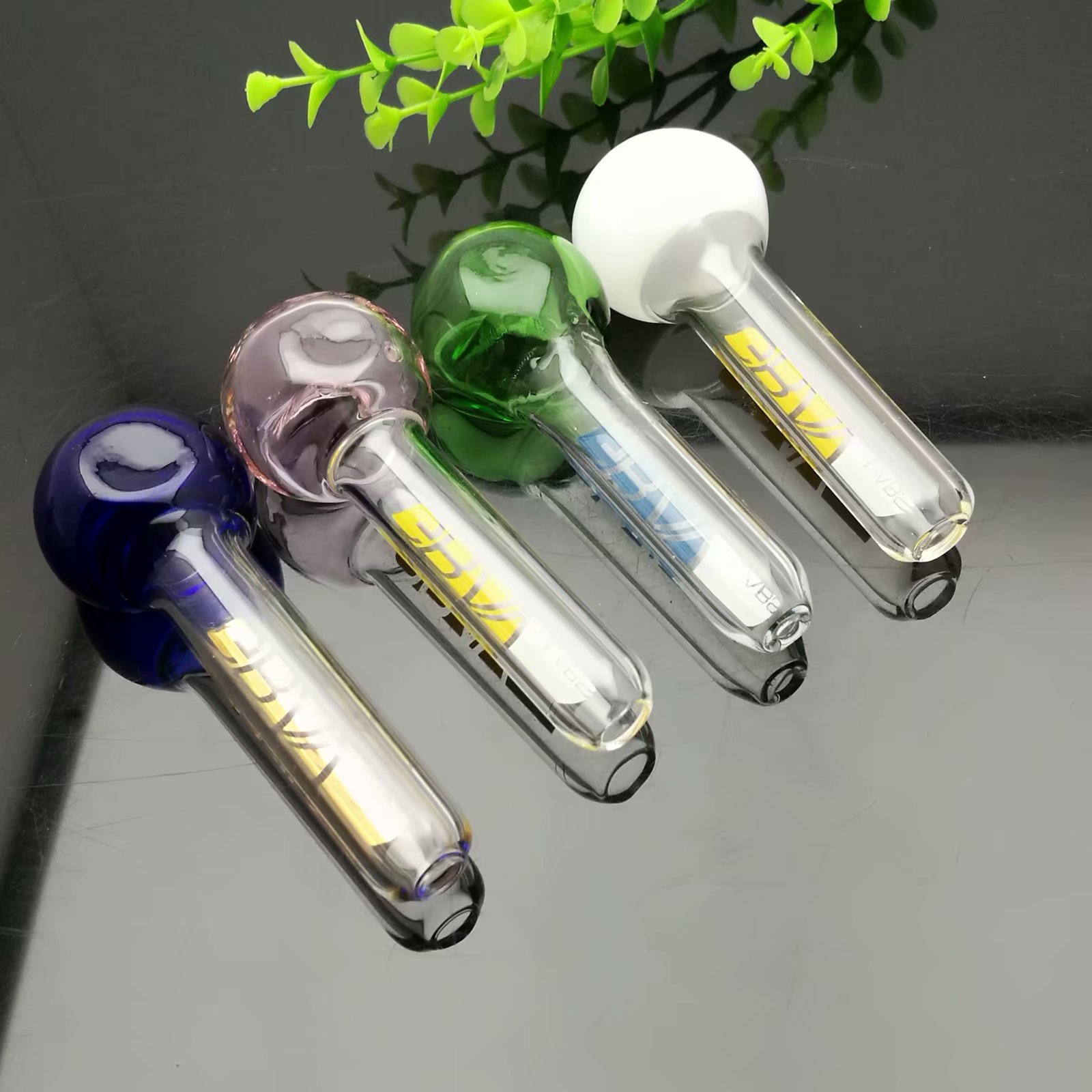 Pipe à fumer Mini narguilé bangs en verre Forme de métal coloré Pipe à étiquette courte