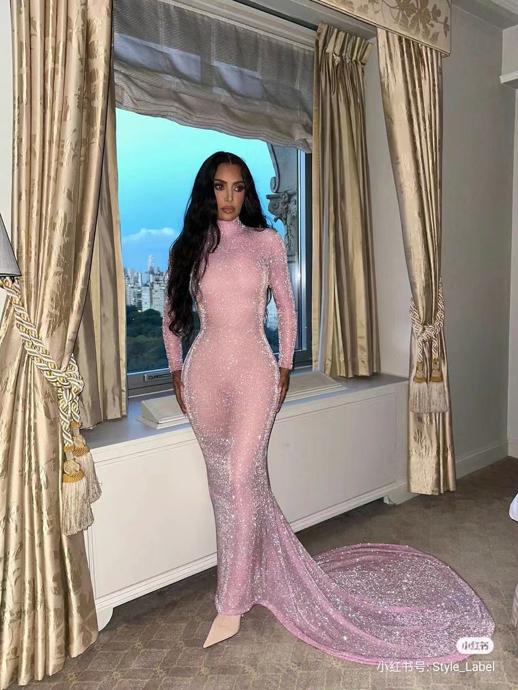 Kobiety ubiera się Yousef Aljasmi Evening Kimkardashian High Neck Różowa syrena długa sukienka Schiaparelli haute couture autorstwa Danieloseberry