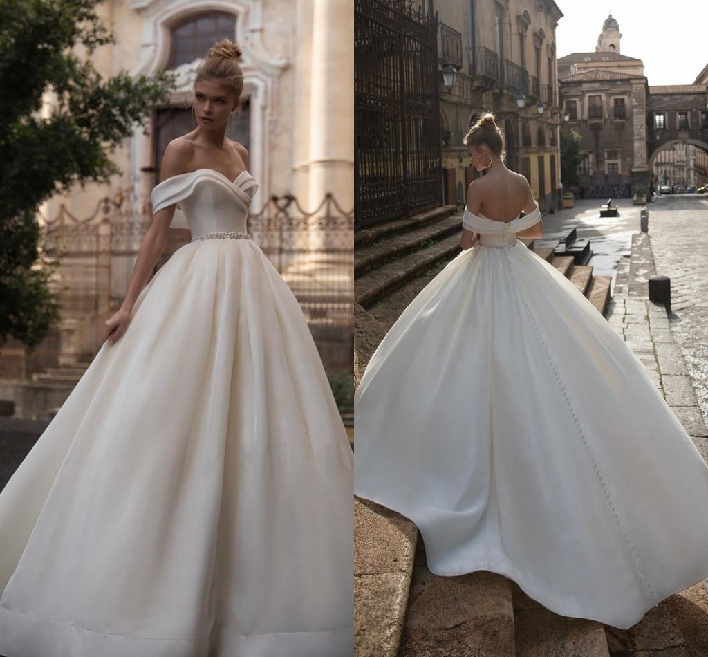 Abiti da sposa eleganti moderni sexy taglie forti A Line Sweetheart con spalle scoperte Perle in rilievo Pieghe in raso Drappeggiato senza schienale Sweep Train Abiti da sposa Personalizzati