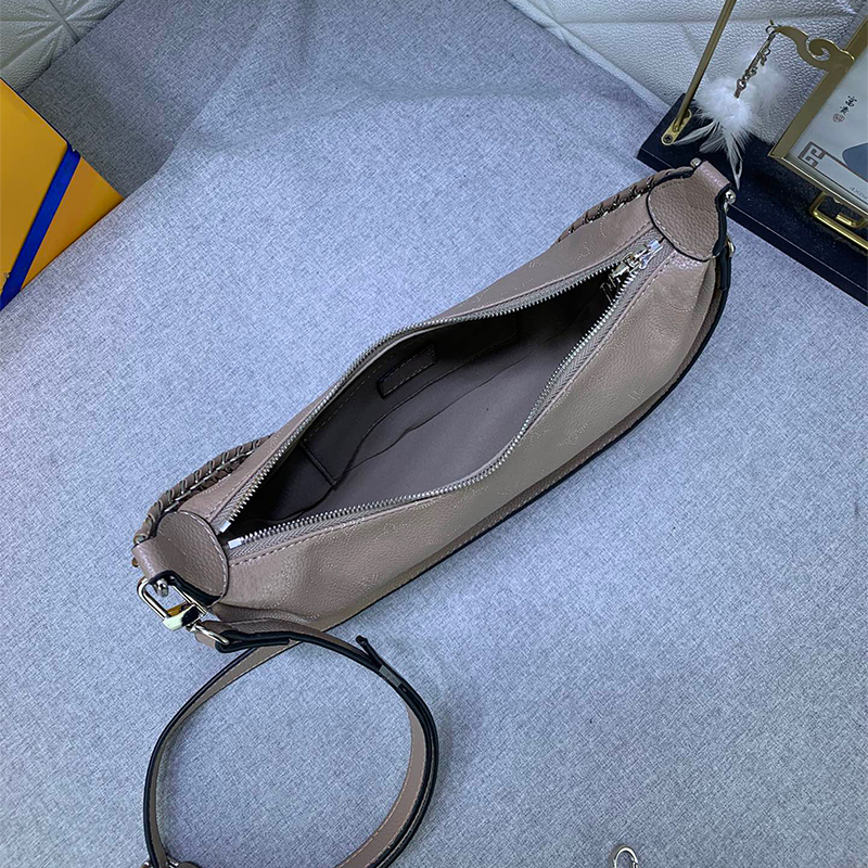 brun designer väska män kors kropp axel lyxiga handväskor kvinnor svart läder hobo väska kedja perforerad kohud läder handväska crossbody designer väskor halv måne