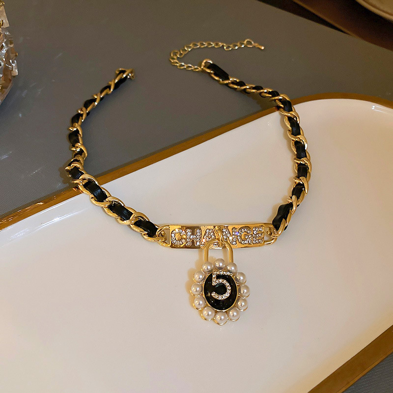 Colliers pendentifs Collier enveloppé de cuir de fleur de perle de lettre de diamant incrusté de cru d'hiver avec la chaîne de pull de sentiment et de tempérament de haute qualité