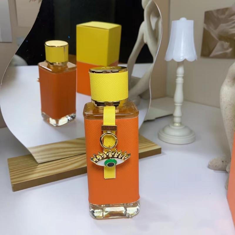 Luxe ontwerper vrouw man promotie parfums mad wereld