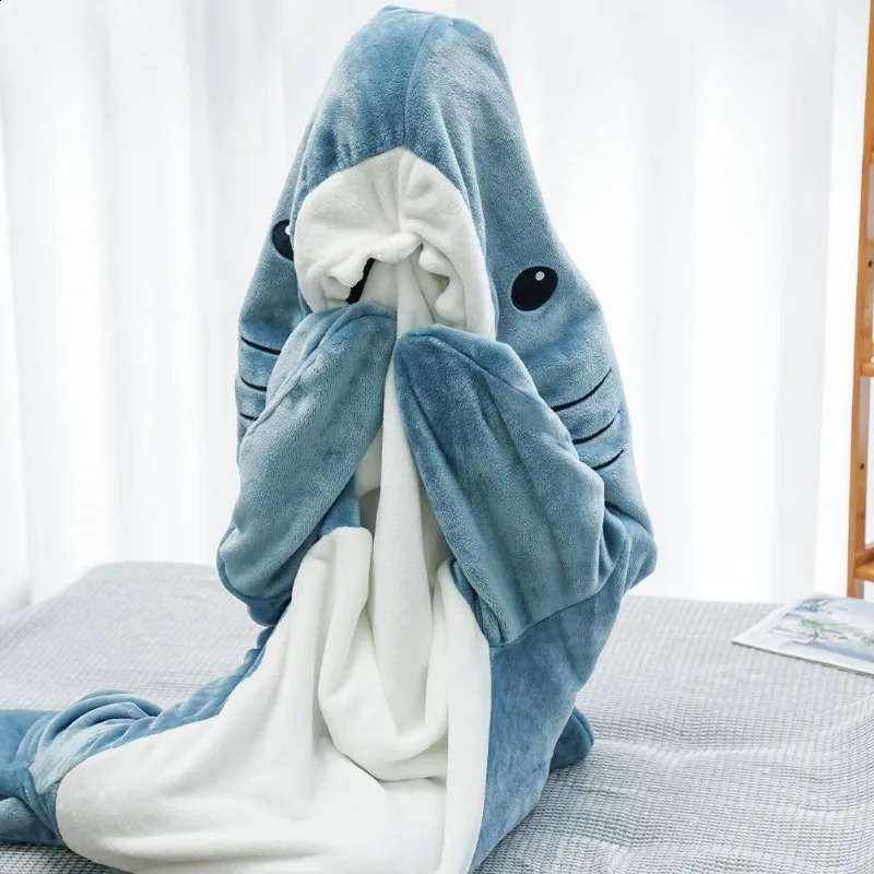 眠っているパジャマのオフィスのためのメンズスリープウェア漫画サメの昼寝ウェアラブルルーズ冬の男性パジャマセットアダルトブランケット231116