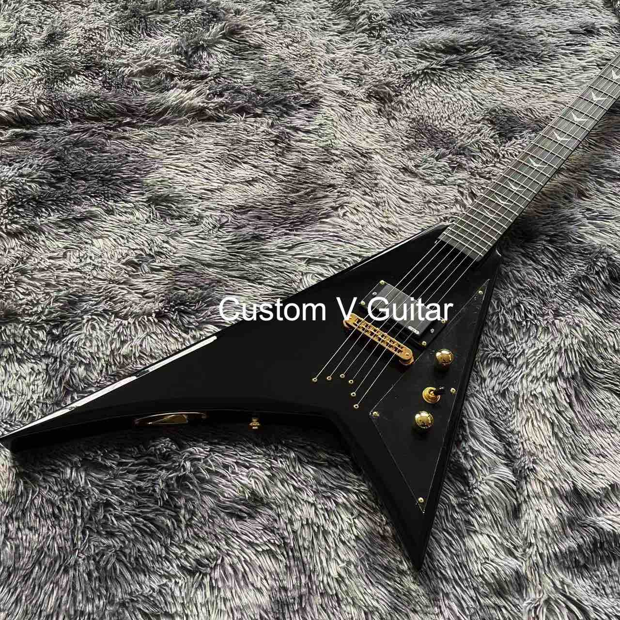 Custom Jack Style V Shape Ebony Fingerboard Active Pickup Single Bridge Pickup Gold Hardware Electric Guitar in Black Glossing