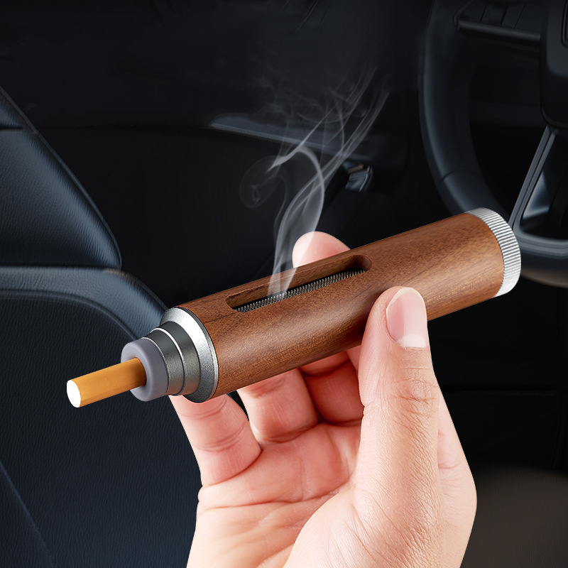 Rauchen von Faulenfaulen können ihre Zigarettenasche nicht in das Auto fallen lassen, aber das Zigarettenrauchergerät im Auto