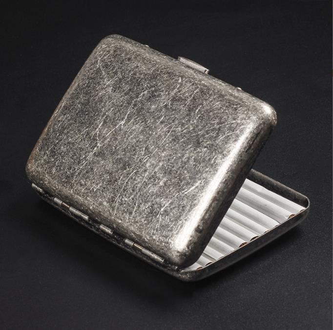 Rökande rör vintage silver cigarettlåda med tjock rök