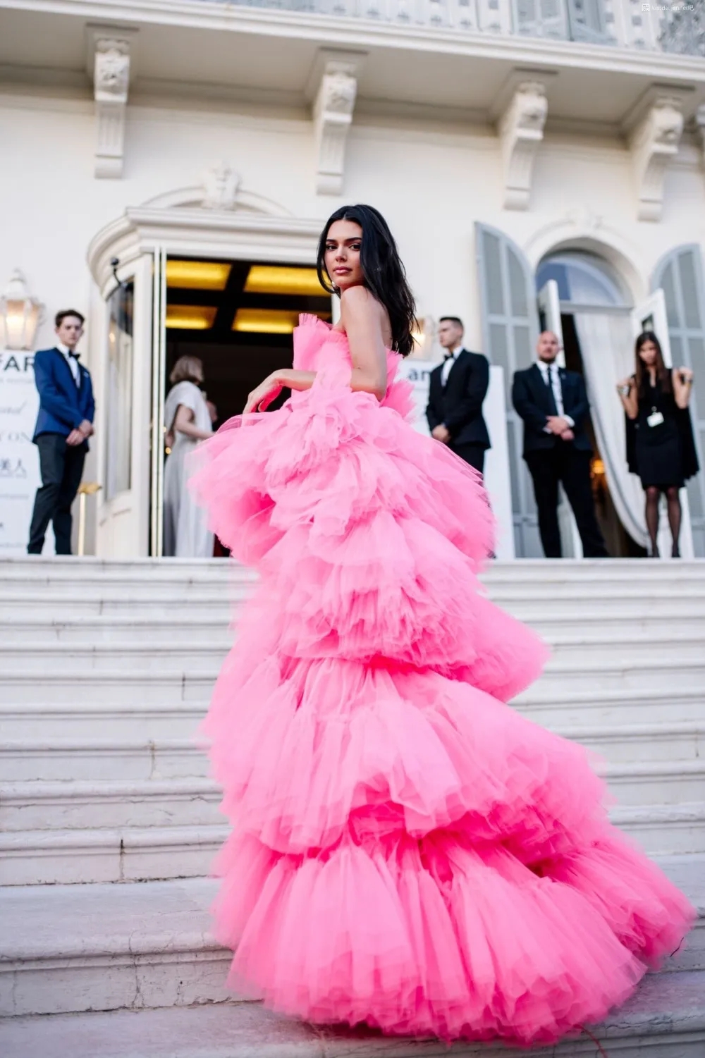 Fuchsia Hot Pink High Low Prom -klänningar Stropplösa Tiered Tulle Evening Celebrity Dress 2023 Luxury Puffy Long Pageant Dress for Women