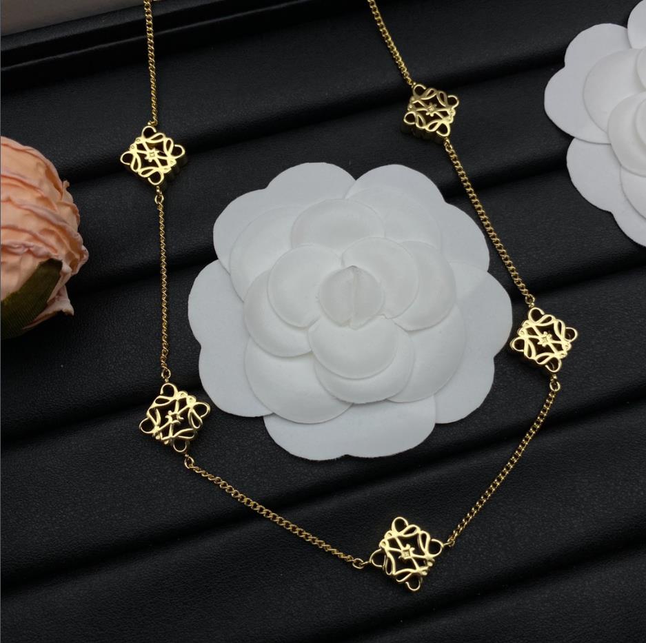 Pendant Necklaces High quality luxury jewelry, fashionable jewelry, European and American jewelry, square flower shaped gold necklace