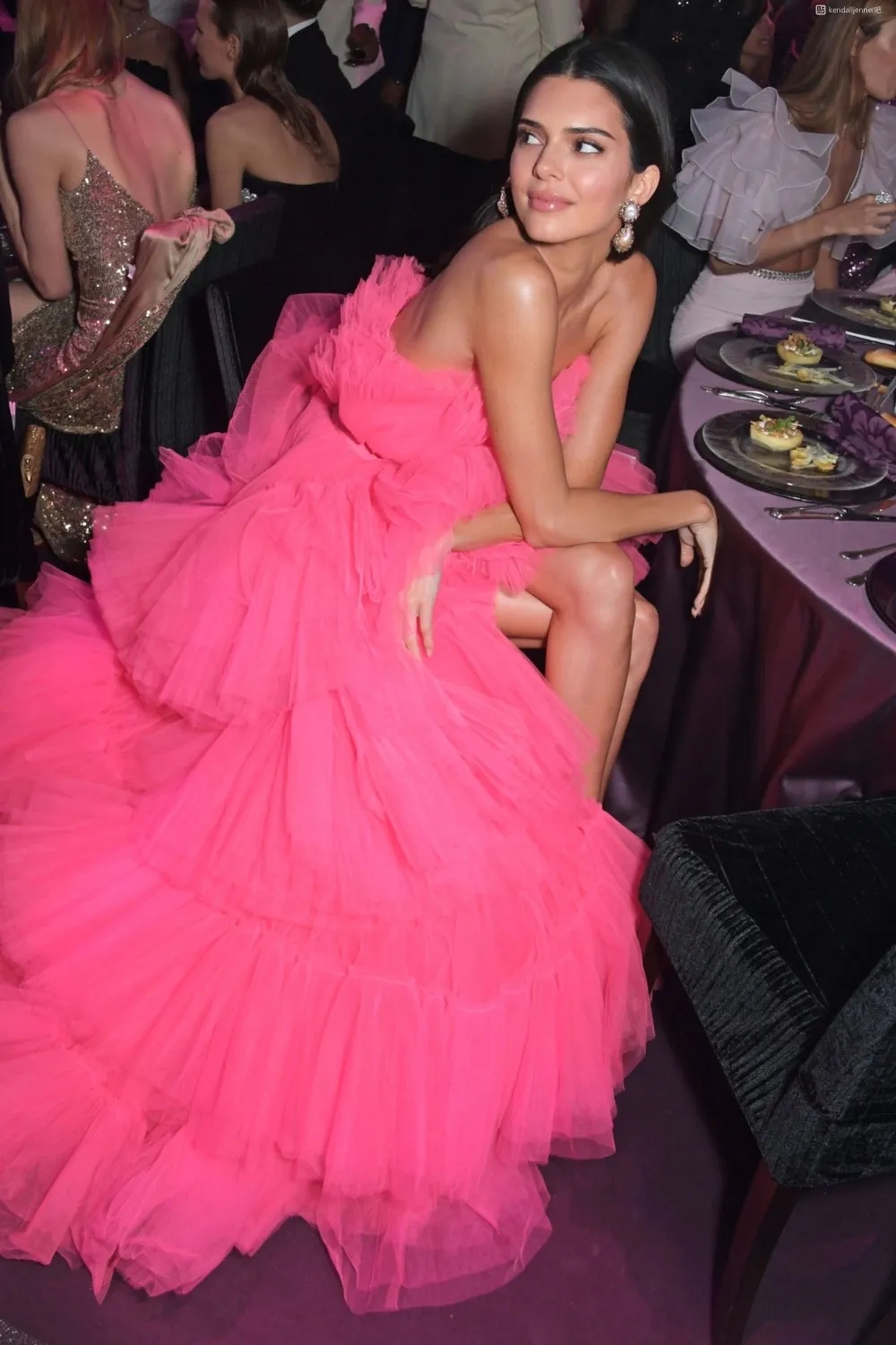 Fuchsia Hot Pink High Low Prom -klänningar Stropplösa Tiered Tulle Evening Celebrity Dress 2023 Luxury Puffy Long Pageant Dress for Women