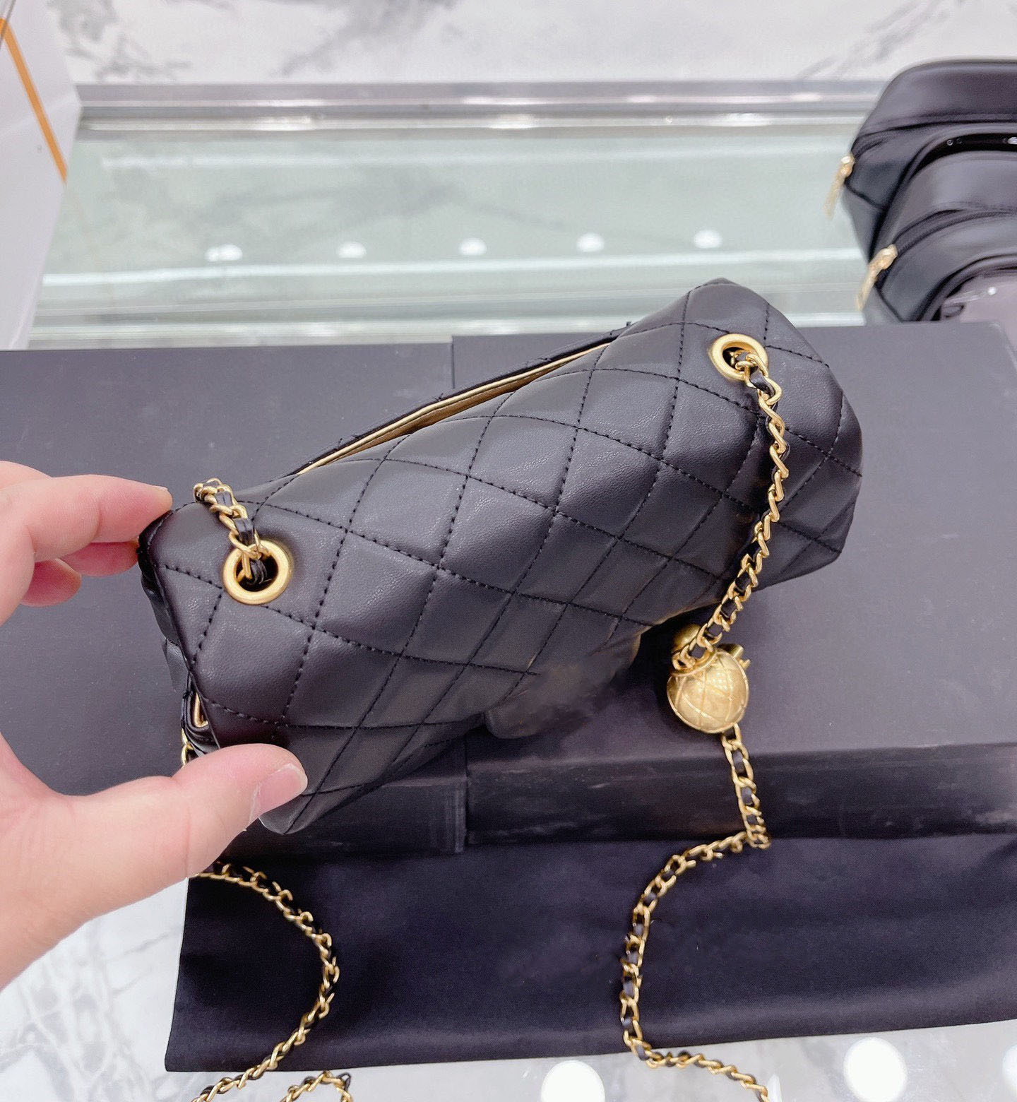 Fashion shoulder bag crossbody bag diamond pattern luxury handbag adjustable chain bag gold ball 20 * 18CM black / white