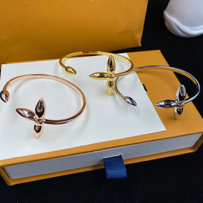 Mit Box klassische Designer Armreifen 18k Gold plattiert Blumen Silber Armbänder Frauen graviert Armreif für Mädchen Party Street Volksschmuck