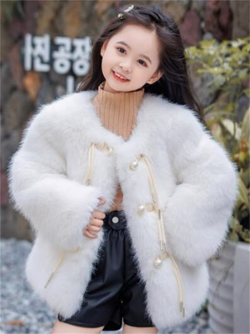 겨울 모방 모피 코트 소녀 재킷 2024 신선하고 달콤한 흰색 코트 어린이 의류 진주 버튼면 최고 트렌드 코트