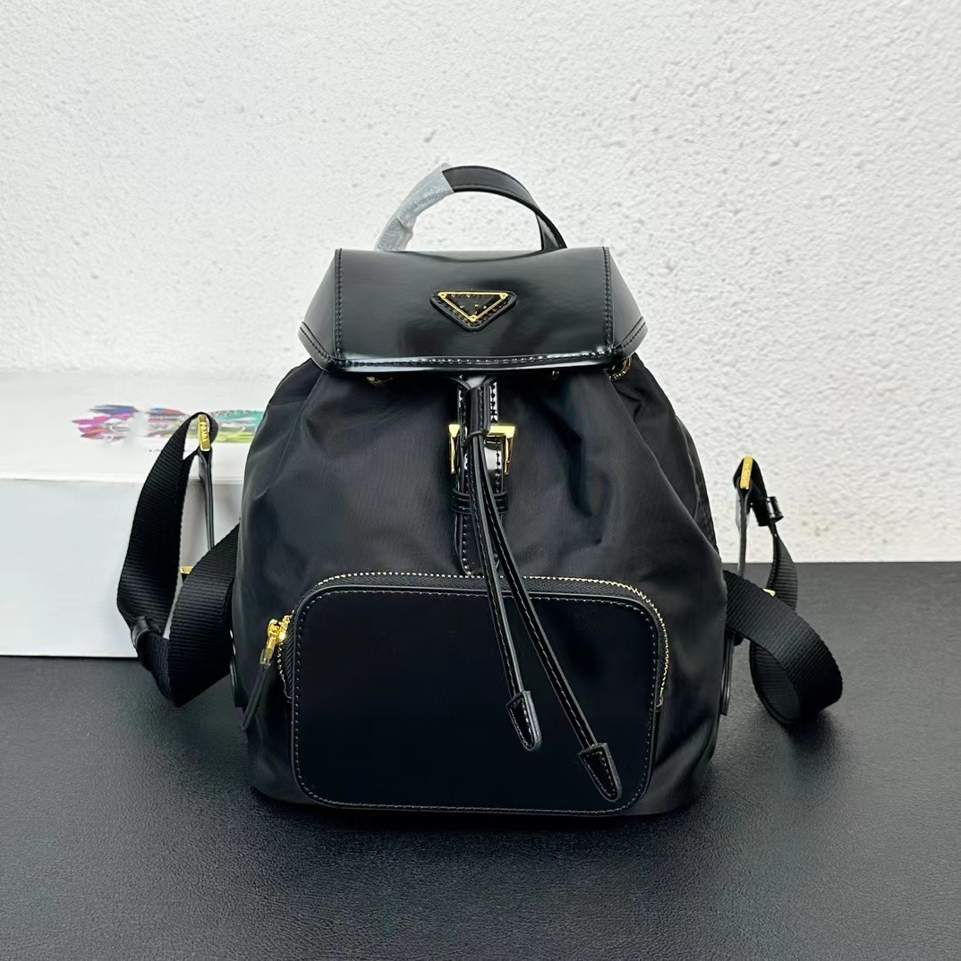 The new backpack is made of nylon fabric and cowhide, and the Italian designer's bag has strong practicality, fashion, and versatility. The interior space is large