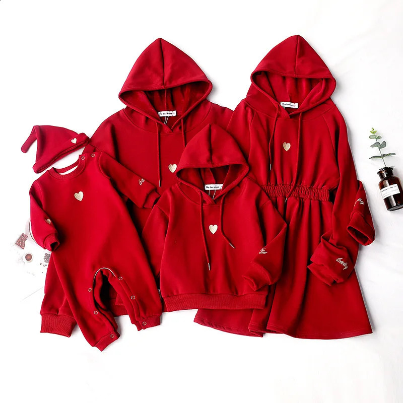 Trajes a juego de la familia Ropa Madre Vestido para niños Padre e hijo Corazón Sudadera con capucha Suéter Ropa Más Terciopelo Grueso Aspecto navideño 231118