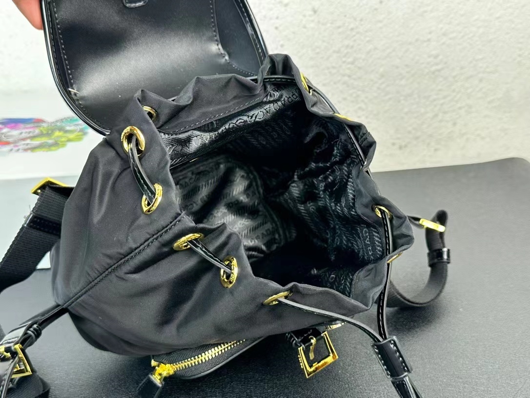 The new backpack is made of nylon fabric and cowhide, and the Italian designer's bag has strong practicality, fashion, and versatility. The interior space is large