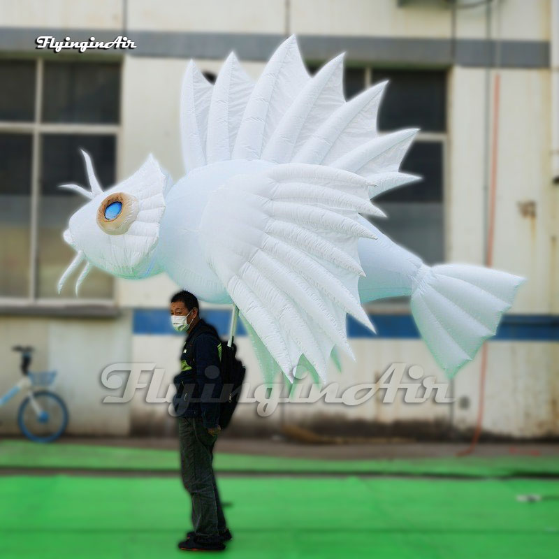 Performance à thème de mer Performance à pied de poisson gonflable Puppet adulte tenant un ballon d'animaux marins soufflant avec une lumière LED pour un événement de carnaval