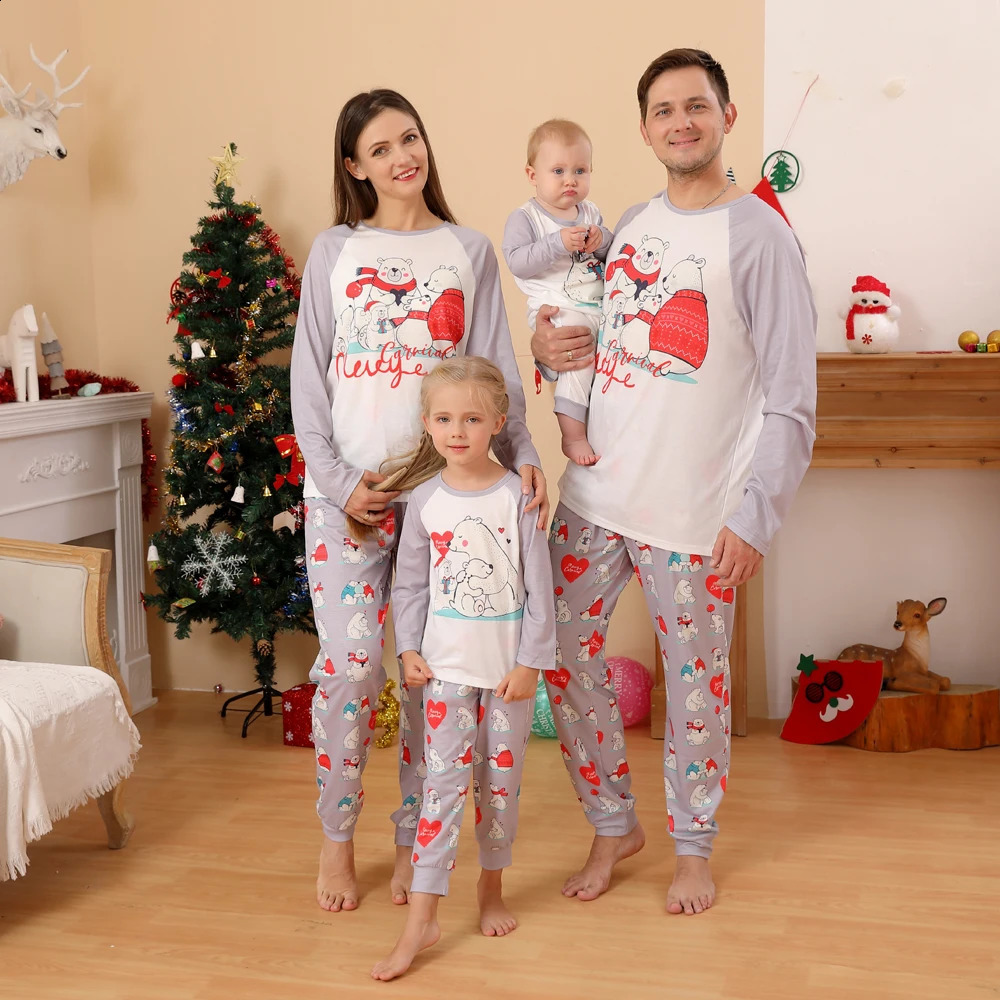 Bijpassende familie-outfits Jaarkleding Cartoon beer Print Nachtkleding Kerstpyjama Set Ouder-kind Baby Romper Kerstlook 231118