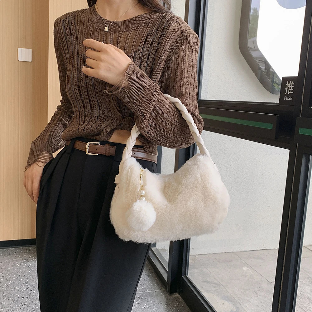 Abendtaschen Mode Flauschig für Frauen Y2k Mini Pelzige Tasche Winter Handgelenk PU Geflecht Riemen Fuzzy mit Anhänger Tote Handtaschen Geldbörse 231118