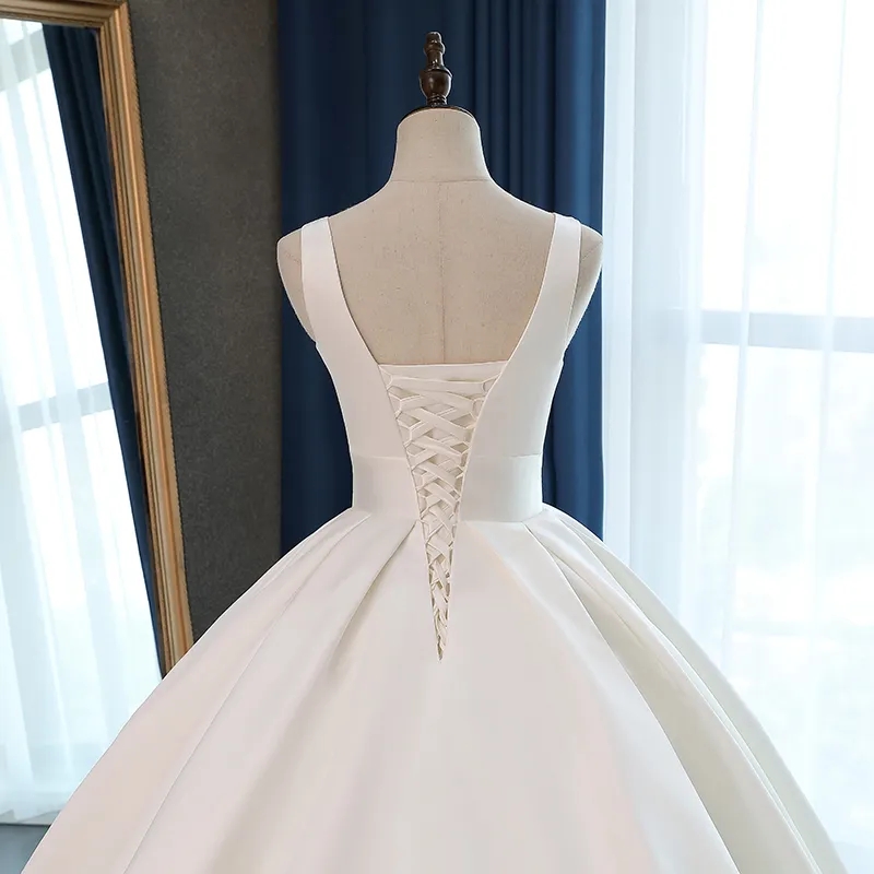 Robes De mariée en Satin avec traîne chapelle Simple, décolleté plongeant en v, Corset drapé au dos, réception De mariage