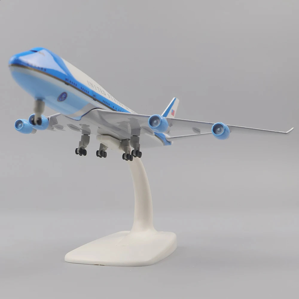 Aeronave Modle Metal Modelo 20cm1 400 Air Force One B747 Réplica Material de liga com ornamentos de trem de pouso Brinquedos infantis presentes 231118