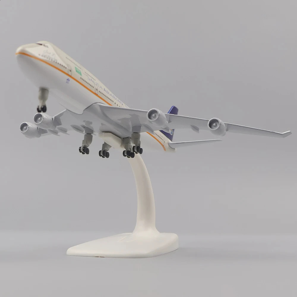 Modèle d'avion modèle en métal 20 cm 1 400 matériel en alliage de réplique saoudien B747 avec ornements de train d'atterrissage jouets pour enfants cadeaux pour garçons 231118