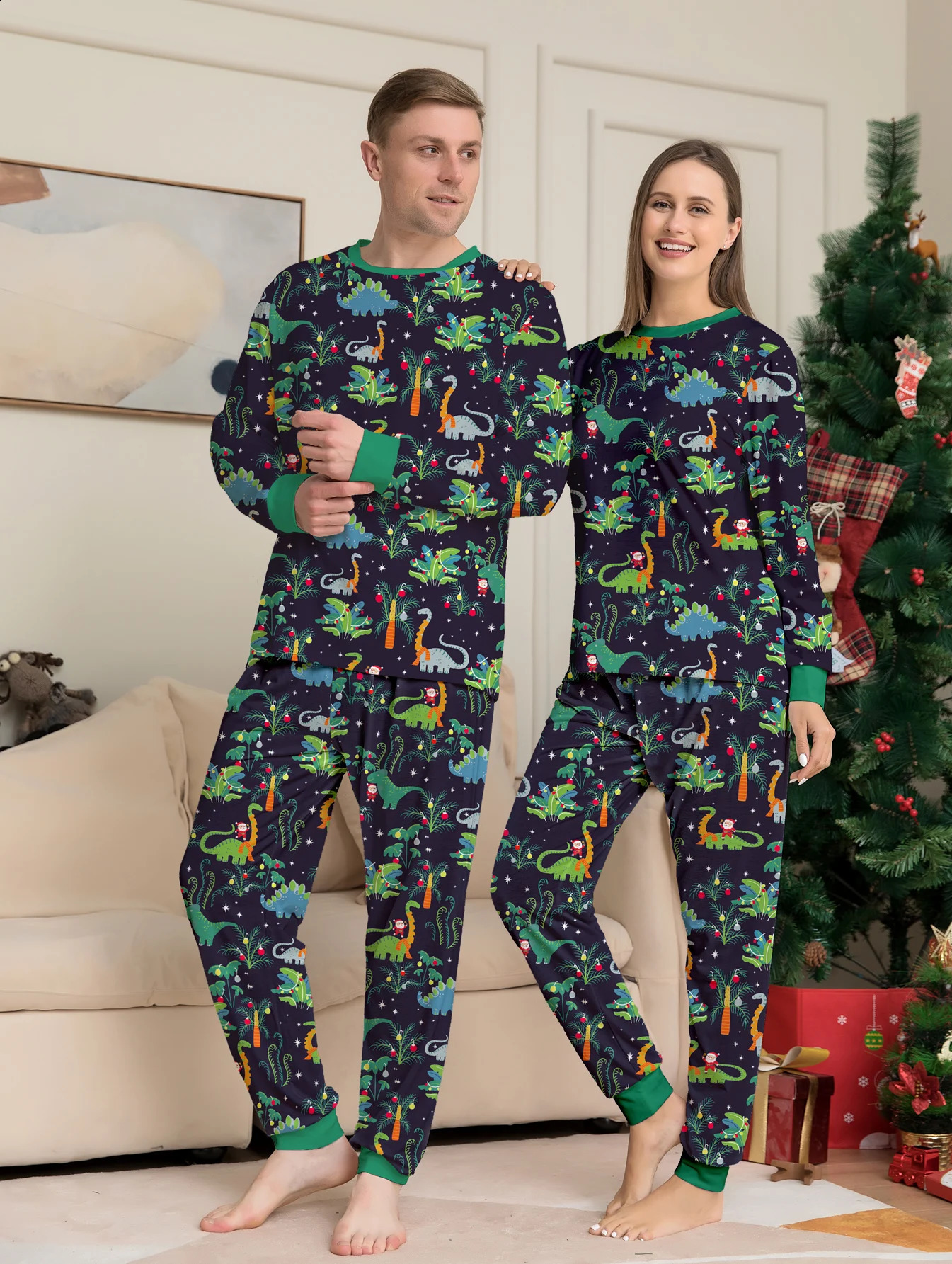 Abiti coordinati la famiglia 2024 Pigiama natalizio Set Babbo Natale Stampa Genitore figlio Look 2 pezzi Completo Baby dog Pagliaccetto Anno Vestiti 231118