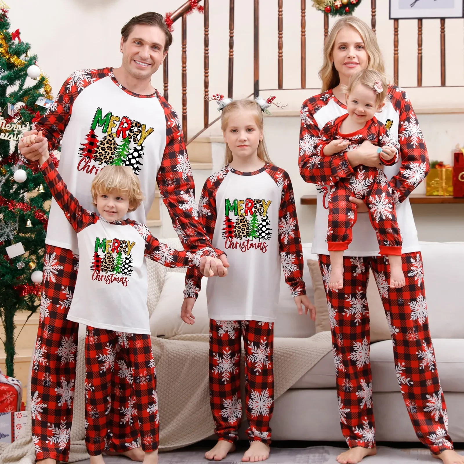 Aile Eşleşen Kıyafetler Xmas Karikatür Baskı Family Noel Ebeveyn Çocuk Bebek Giysileri Moda 2023 Pijama Kar Tanesi 231118