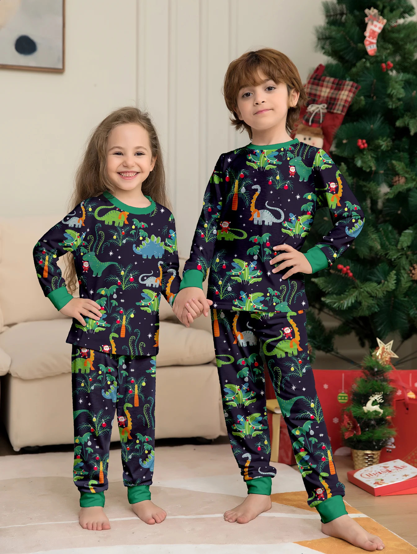 Family Matching Outfits 2024 Christmas Pajamas Set Santa elk Print Parent child Look Suit Baby dog Romper Year Clothes 231118