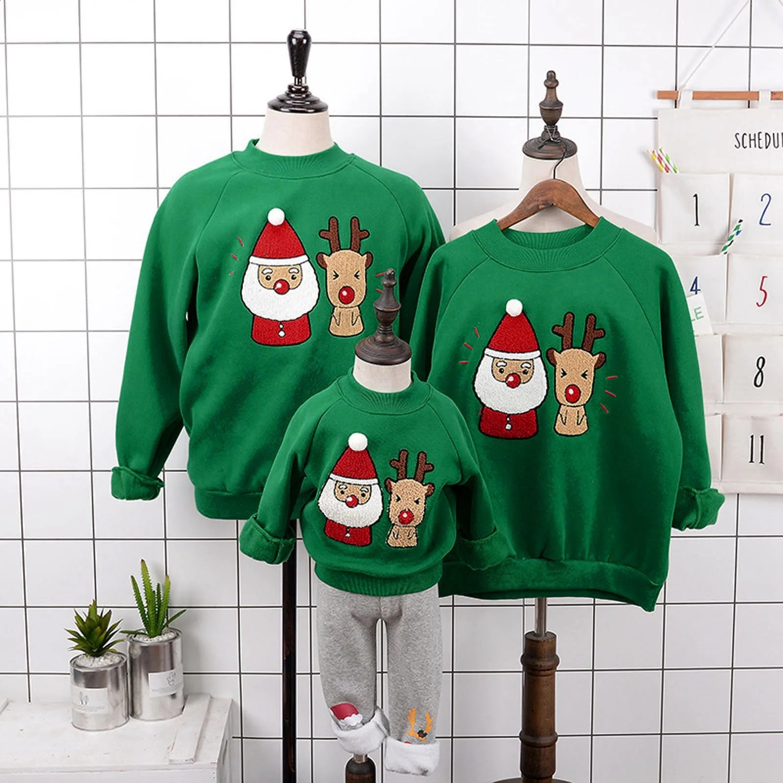 Family Matching Outfits Santa Claus Embroidery Crewneck Long Sleeve Sweatshirts Casual Holiday Christmas Hoodies Parent Child Clothes 231118