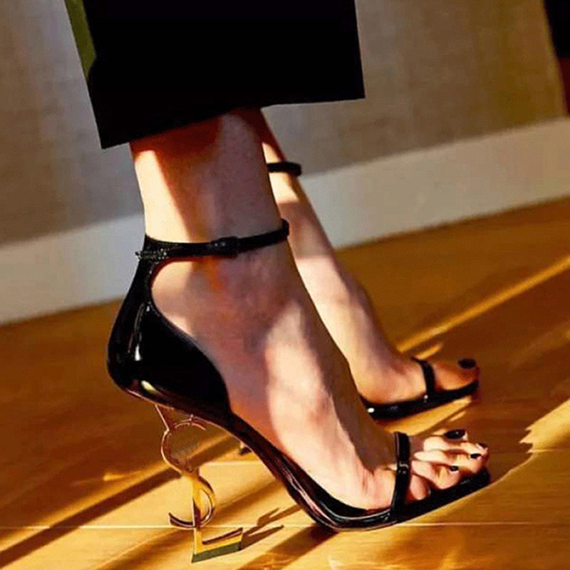 Mode luxe dames sandalen pompen senior glod metalen letters elegant Italië catwalk octrooi lederen enkelband knop ontwerp avondjurk sandaal hoge hakken EU 35-43