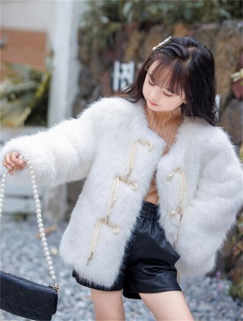 2024 New Fashion Winter Imitation Fur Jacketst Girls 'Coat Fresh Sweet White Jackets 어린이 코트 진주 버튼면 세련된 코트