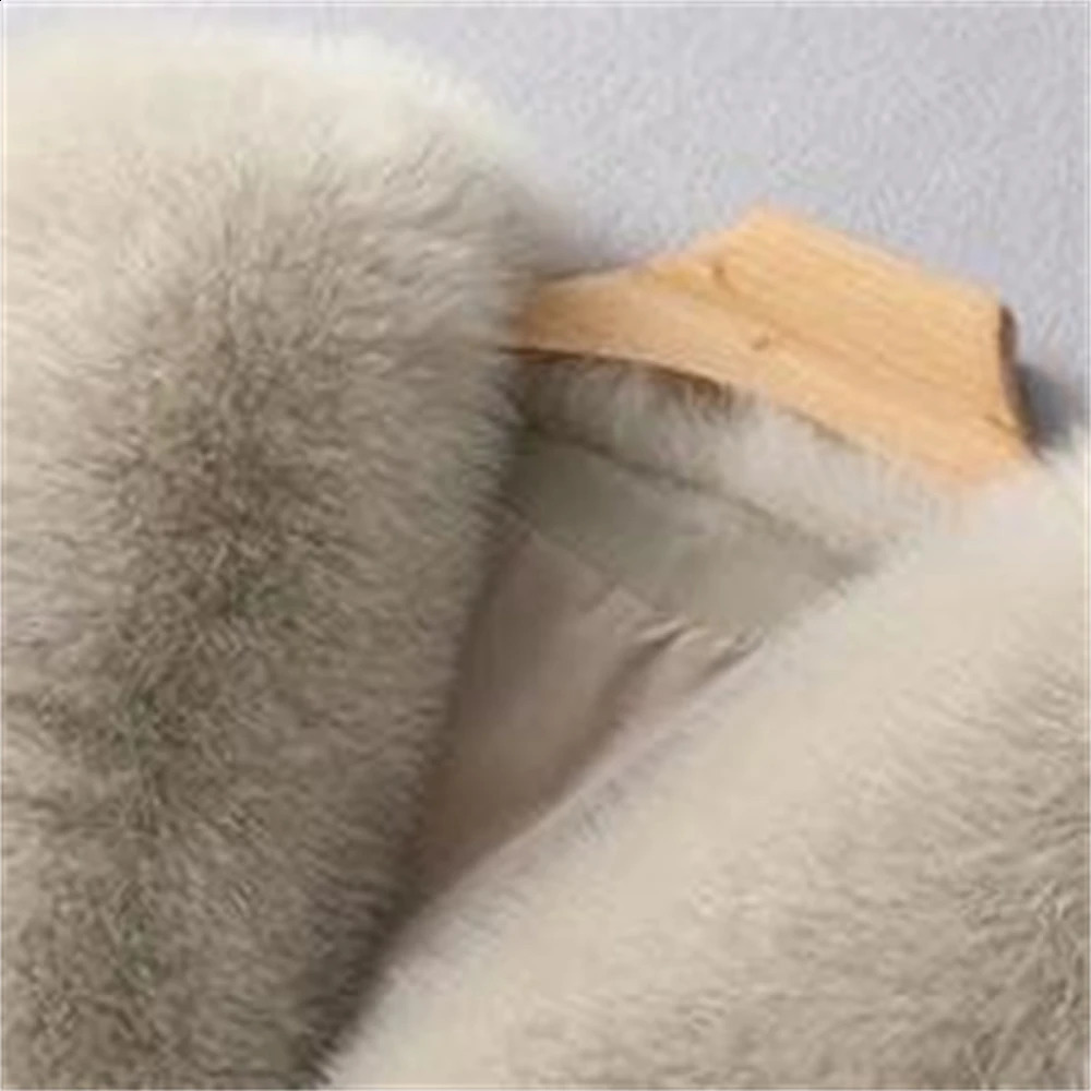 FURE FUR FUA FAUX FUR Cardigan Oreshwear Kobiety Krótka biała kaczka w dół kamizelka V-dół imitacja lis kamizelka jesień zima kurtka bez rękawów 231118