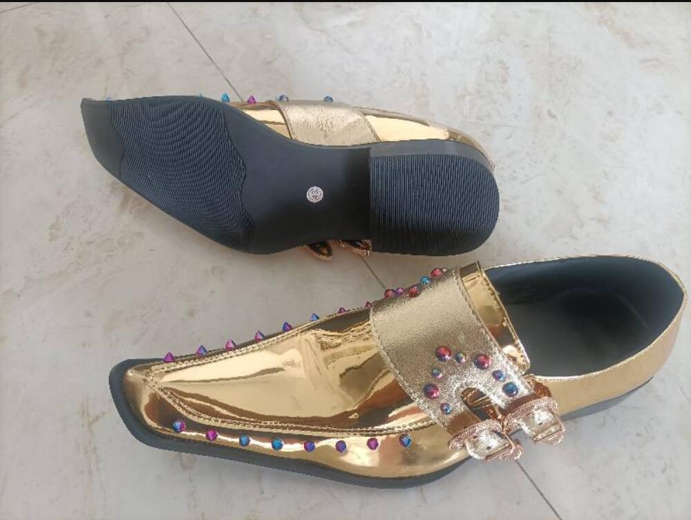 Złote patentowe buty skórzane mężczyźni mody na poślizg na krowie kolorowe nity dżentelmeni chelse buty męskie Oxfords