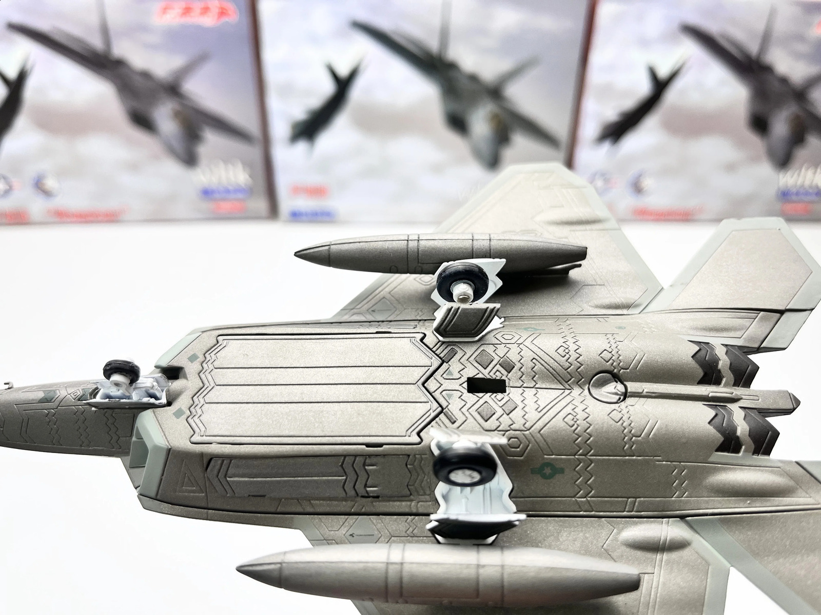 Модель самолета масштаб 1100 Модель истребителя США F22 Raptor Военная копия авиационного самолета времен мировой войны Коллекционная игрушка для мальчика 231118